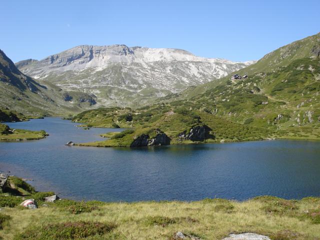 97 Unterer Giglachsee mit Lungauer Kalkspitze rechts die Ignatz Mattis Huette 1986 m.JPG